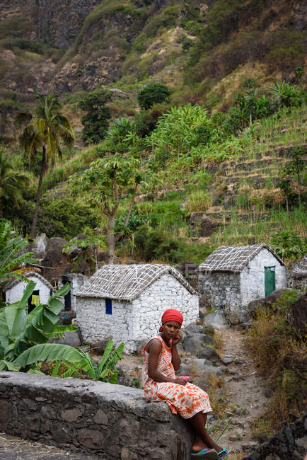 Cabo Verde, Santo Antao, Paul, mujer local en la aldea en verde Valle do Paul . - foto de stock