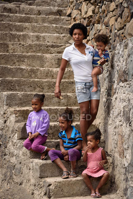 Cape Verde, Santo Antao, Paul, woman with four children — Stock Photo
