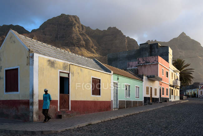 Cabo Verde, Santo Antão, Ponta do Sol, homem em pé perto de casas — Fotografia de Stock