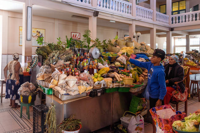 Cabo Verde, gente vendiendo y comprando en el mercado - foto de stock