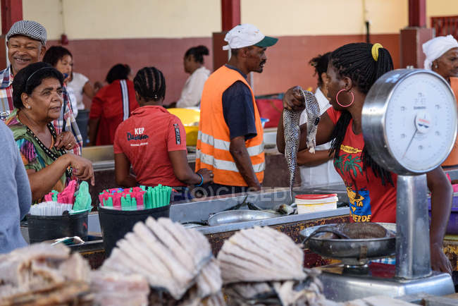Cabo Verde, Mindelo, gente vendiendo y comprando en el mercado de pescado - foto de stock