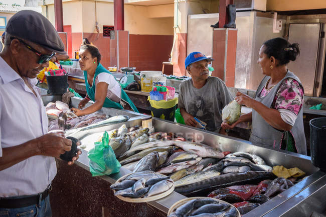 Vendedores y compradores mercado de pescado callejero de Mindelo, Sao Vicente, Cabo Verde - foto de stock