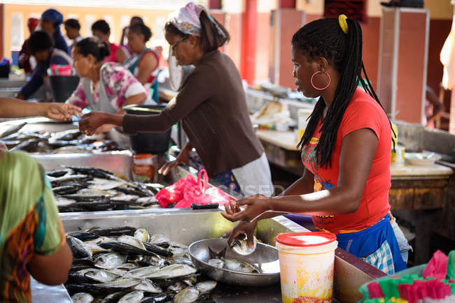 Vista dei venditori e compratori mercato del pesce di strada di Mindelo, Sao Vicente, Capo Verde — Foto stock