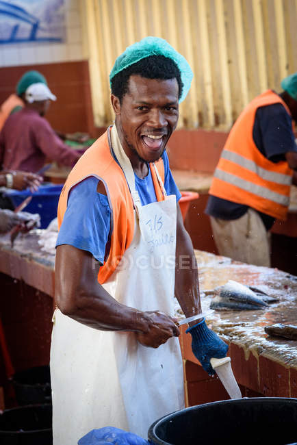 Cabo Verde, Sao Vicente, Mindelo, vendedor masculino en el mercado de pescado de Mindelo . - foto de stock