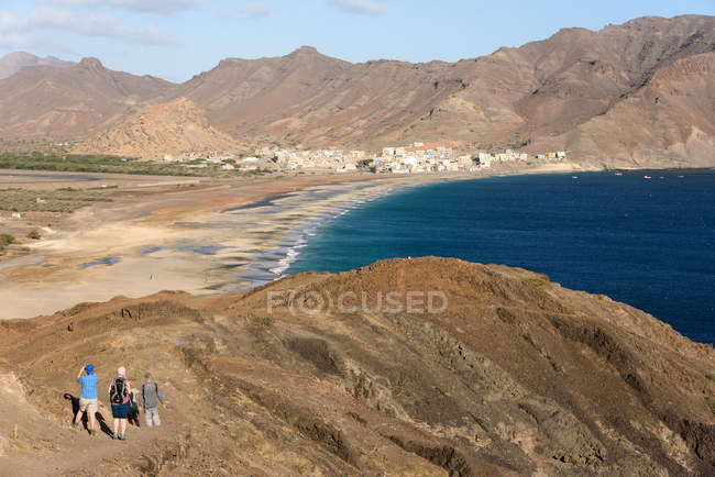 Cape verde, sao vicente, sao pedro, sao pedro, Blick auf Touristen, die das Tal mit dem blauen Wasser des Meeres besuchen. — Stockfoto
