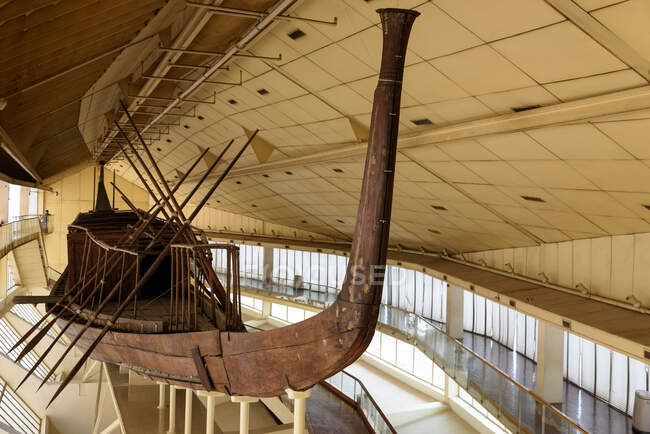 Egitto, Giza Gouvernement, Giza, la cosiddetta barca a remi del sole della Chephren, negli anni 60 accanto alla sua piramide trovato — Foto stock