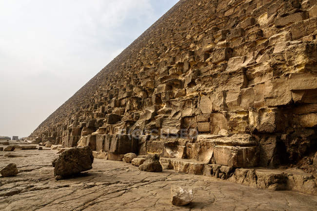 Egipto, Giza Gouvernement, Giza, La Pirámide de Giza vista parcial - foto de stock