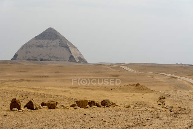 Egypte, Gouvernement de Gizeh, Dahshur, Les Pyramides de Dahshur dans le désert — Photo de stock