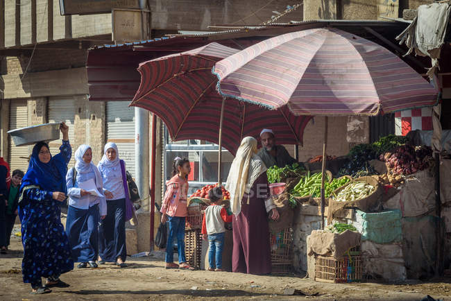Egito, Cairo Governorate, Sakkara, pessoas andando na rua — Fotografia de Stock
