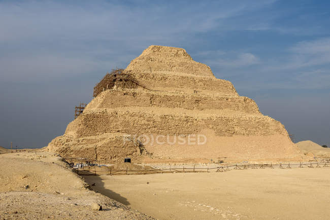Egipto, Giza Gouvernement, Sakkara, La pirámide escalonada del Djoser es la pirámide egipcia más antigua y el edificio de piedra monumental más antiguo del mundo - foto de stock