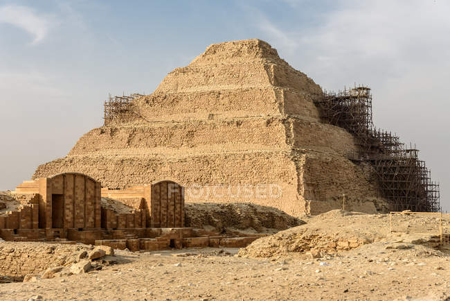 Egipto, Giza Gouvernement, Sakkara, La pirámide escalonada del Djoser es el edificio de piedra monumental más antiguo - foto de stock