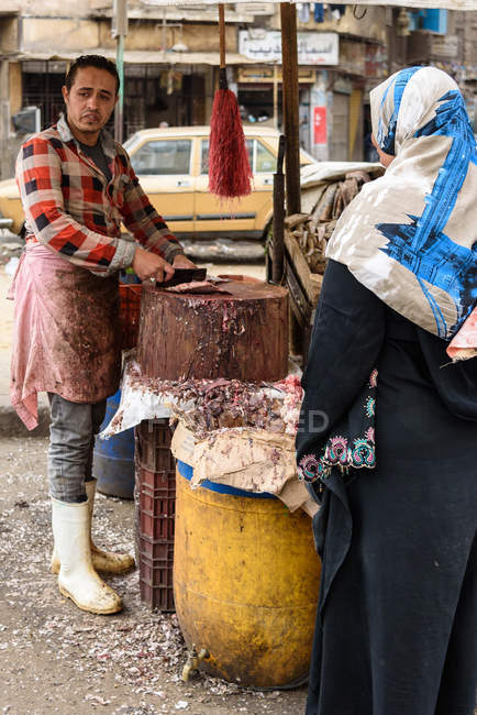 Egypt, Cairo Governorate, Cairo, woman buying meat at bazaar — Stock Photo