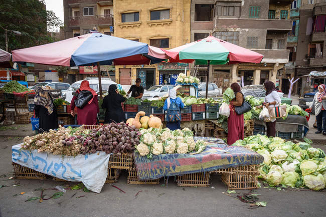 Filas con verduras frescas en el mercado callejero, El Cairo, El Cairo Gobernación, Egipto - foto de stock