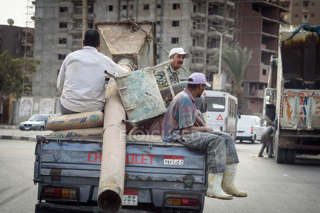 Egipto, El Cairo Governorate, El Cairo, Escena callejera con la gente - foto de stock
