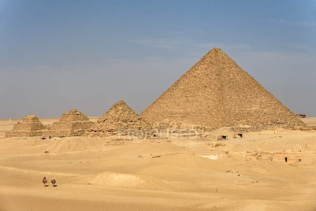 Египет, Гиза Gouvernement, Гиза, пирамиды Гизы в пустыне — стоковое фото