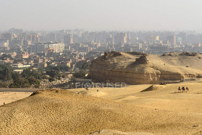 Egypt, Giza Gouvernement, Giza, The Pyramids of Giza and cityscape view — Stock Photo