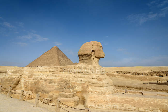 Egypt, Giza Gouvernement, Giza, The Pyramid of Giza and The Great Sphinx side view — Stock Photo