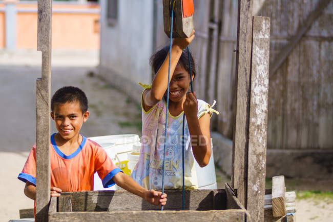 Indonesia, Maluku Utara, Kabul Pulau Morotai, niños locales en el pozo en Posiposi en el norte de Molikken - foto de stock