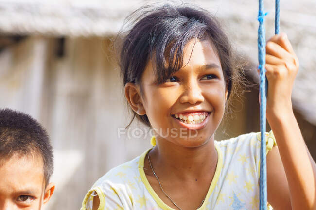 Indonesia, Maluku Utara, Kabul Pulau Morotai, Feliz chica en Posiposi, al norte de Molikken. - foto de stock