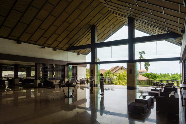 Индонезия, Сулавеси Утара, Кота Манадо, вестибюль отеля на Сулавеси Утара — стоковое фото