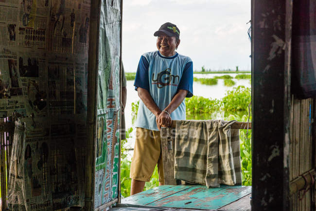 Homme indonésien riant, Lac Danau Tempe, Kabbalistes Soppeng, Sulawesi Selatan, Indonésie — Photo de stock