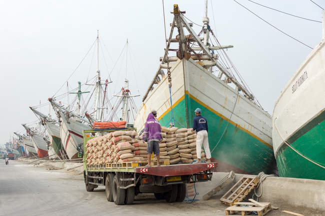 Indonesia, Java, Jakarta, dockers, port, Pelabuhan Sunda Kelapa in Jakarta — Stock Photo