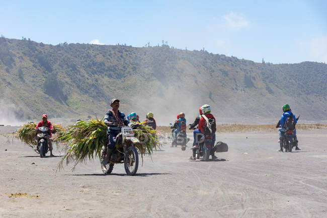 Индонезия, Ява Тимур, Проболингго, группа людей на мотоциклах возле вулкана Бромо — стоковое фото