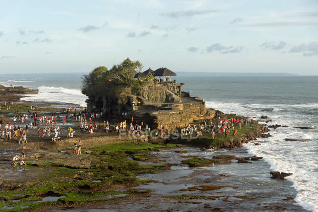 Индонезия, Бали, Кабубадунг, толпа людей, гуляющих на пляже Бату Болонг — стоковое фото