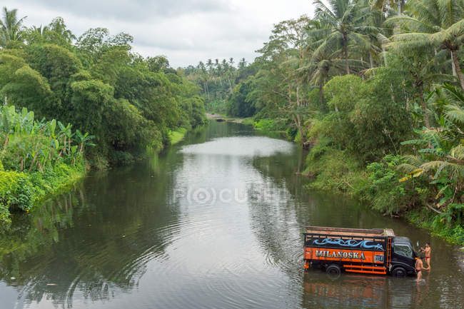 Indonesia, Bali, Tabanan, camion lavaggio del fiume nella regione di Tabanan — Foto stock