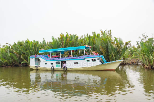 Indonesien, Kalimantan, Borneo, Kotawaringin Barat, Auf den Wasserwegen von Kotawaringin Barat auf Kalimantan, Lokales Klotok-Boot auf dem Sekonyer River — Stockfoto