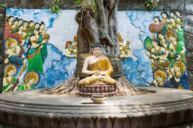 Indonésia, Bali, Buleleng, Árvore sagrada com estátua, Brahma Vihara Arama, templo budista — Fotografia de Stock