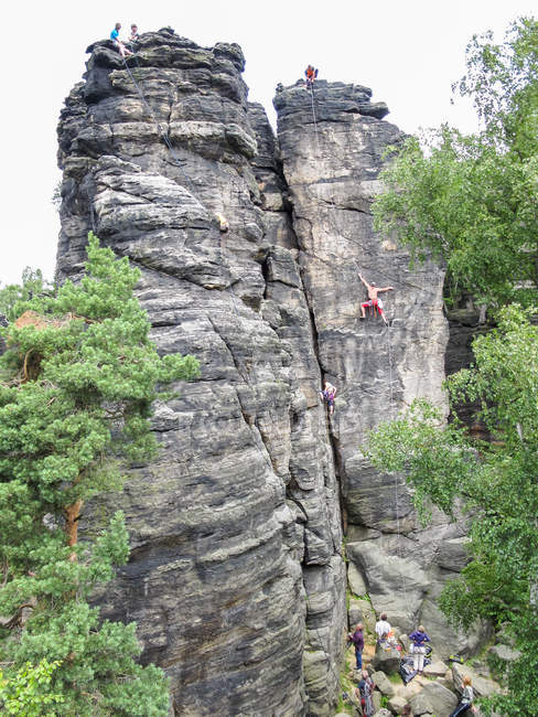 Alemania, Sajonia, Rosenthal-Bielatal, escaladores sobre rocas areniscas - foto de stock