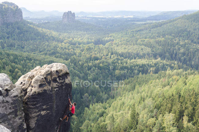 Germany, Saxony, Saxon Switzerland, climber on rock wall, hike above Schmilka, view to Falkenstein — Stock Photo