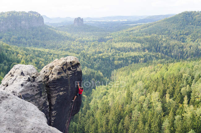 Germany, Saxony, Saxon Switzerland, climber on rock wall, hike above Schmilka, view to Falkenstein — Stock Photo