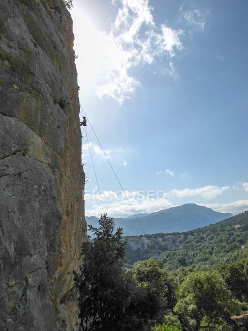 SARDINIA, ITÁLIA - OUTUBRO 20, 2013: escalador na rocha ao fundo — Fotografia de Stock