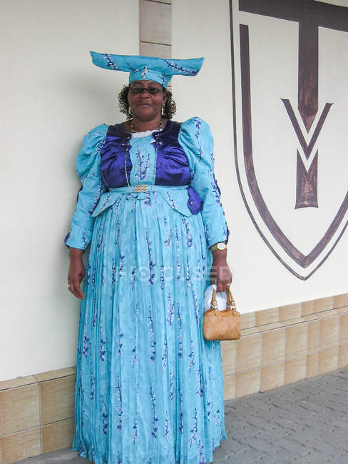 Herero-Frau in blauem Kleid und typischer Kopfbedeckung, Swakopmund, Erongo-Region, Namibia — Stockfoto