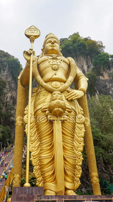 Malásia, Selangor, Batu Caves, Estátua enorme na frente de Batu Caves — Fotografia de Stock