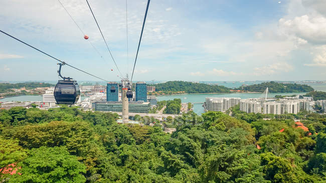 Singapour, Singapour, Téléphérique sur la côte verte avec paysage urbain moderne — Photo de stock