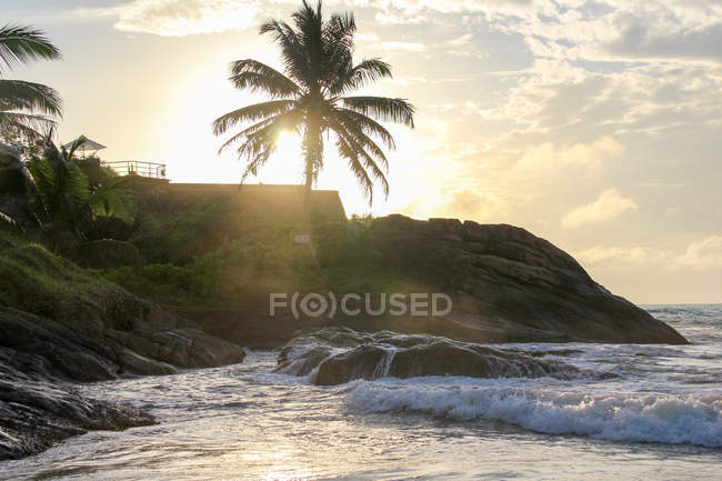 Sri Lanka, Provincia del Sur, Bentota, final de la sección de playa de Bentota en Rockside Beach Resort - foto de stock