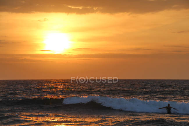 Sri Lanka, Provincia Occidental, Kalutara, puesta de sol en Bentota Beach - foto de stock