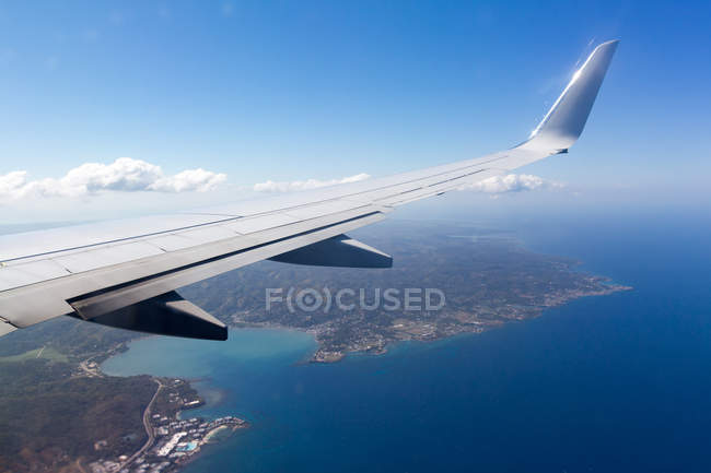 Jamaica, Montego Bay, Aterrizaje en Jamaica, Vuelo sobre Montego Bay, paisaje marino aéreo - foto de stock