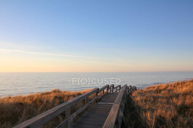 Germany, Schleswig-Holstein, Sylt, Wenningstedt, The way to the sea in sunset light — Stock Photo