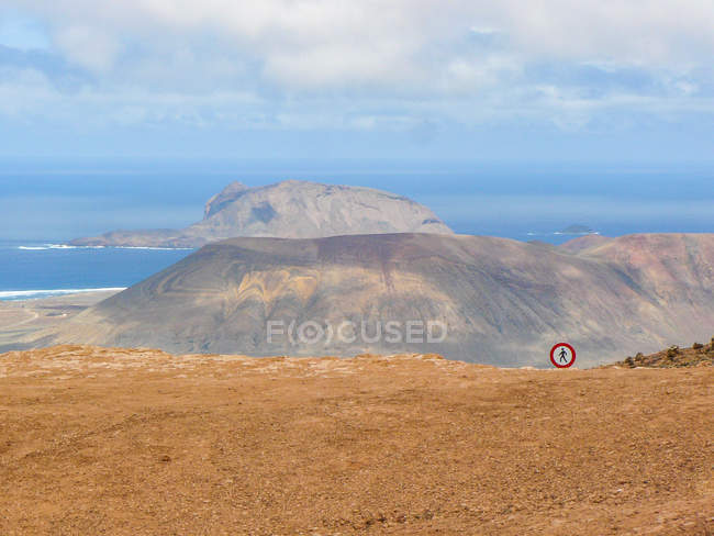 España, Islas Canarias, Teguise, acantilados del macizo de Famara, vistas de la isla costera de La Graciosa - foto de stock