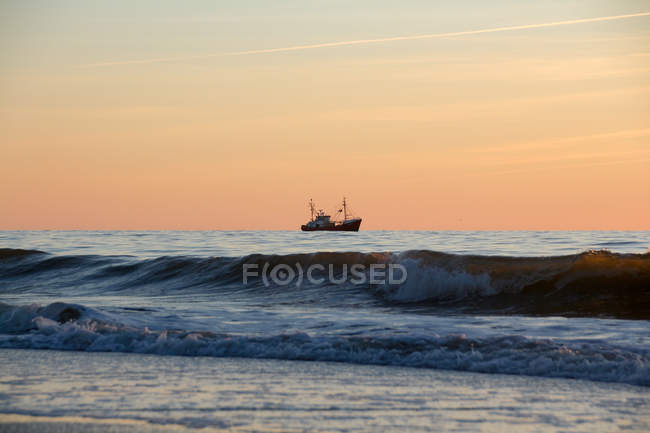Allemagne, Schleswig-Holstein, Sylt, Westerland, bateau de pêche à la mer en susnet — Photo de stock