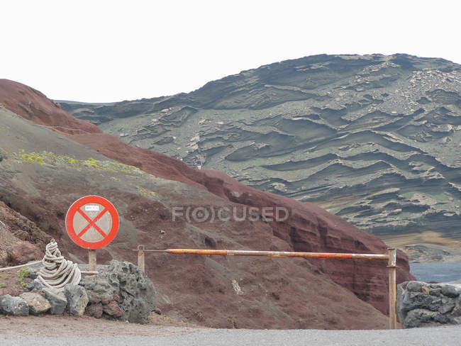 Испания, Канарские острова, Эль-Гольфо, предупреждающий знак по дороге к частично затонувшему кратеру вулкана Монтана около деревни Эль-Гольфо — стоковое фото