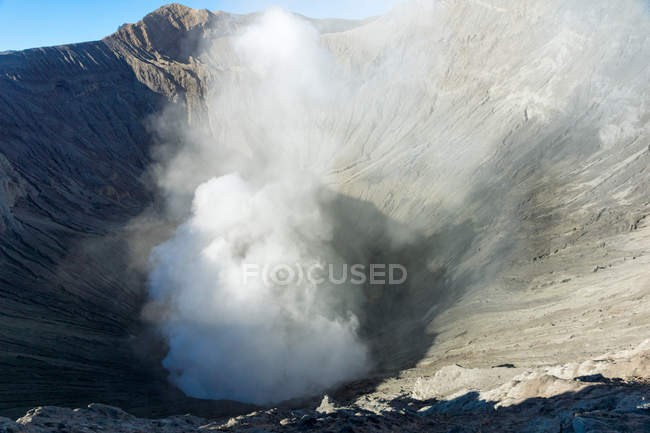 Indonesia, Java, Probolinggo, Cráter fumador del volcán Bromo - foto de stock