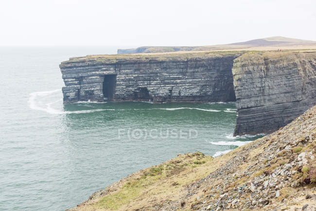 Irlanda, Condado de Clare, Kilbaha, Cliff Coast na Irlanda junto ao mar em Aill Na Brun — Fotografia de Stock