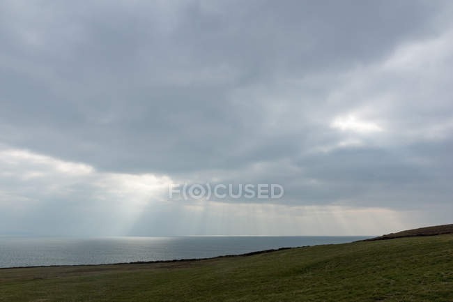 Ирландия, графство Клэр, Килбаха, вид на побережье в Ирландии рядом с Эйлл-Бруном, побережье под облачным небом — стоковое фото