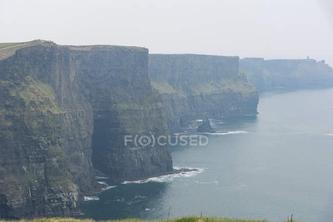 Irlanda, Condado de Clare, Acantilados de Moher, Caras escarpadas junto al mar - foto de stock