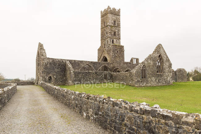 Ireland, Offaly, Clonmacnoise, Clonmacnoise, Road to monastery ruin — Stock Photo